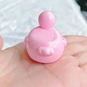 Primo piano dettagliato di un ciondolo anatra in resina rosa 3D, ideale per accessori fai da te.