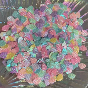 Primo piano di paillettes a conchiglia iridescenti e colorate per progetti fai-da-te.