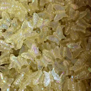 Nahaufnahme durchsichtiger gelber Schmetterlingsperlen aus Harz für DIY-Bastelarbeiten.