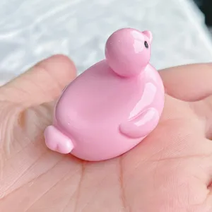 Primo piano dettagliato di una simpatica papera in resina rosa ideale per lavori fai da te.
