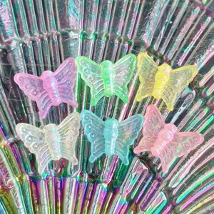 Bunte Harz Schmetterling DIY Anhaenger Nahaufnahme, ideal fuer Haarnadeln und Nagelkunst Dekoration.