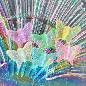 Bunte Schmetterlings-Anhänger aus Kunstharz für Nailart und Bastelzubehör, transparent.