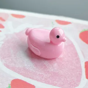 Deliziosa miniatura di anatra in resina rosa per portachiavi fai da te forcine vista dettagliata