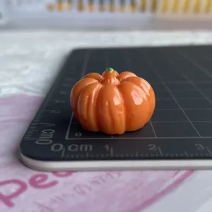 Mini figurine citrouille 3D en resine, ideale pour coques de telephone et accessoires DIY.