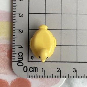Graziosa paperella gialla in resina 3D, ideale per portachiavi fai da te e fermagli per capelli.