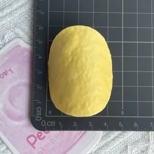 Cabochon chips résine jaune vue détail, accessoire de bricolage DIY affichage en gros plan