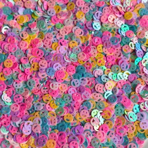Paillettes colorate a faccia sorridente per bricolage, paillettes sfuse fatte a mano.