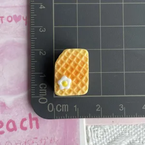 Abalorio de resina de gofre amarillo con huevo frito para fundas DIY y accesorios.
