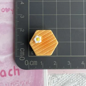 Colgante de galleta de panal de resina con huevo para funda de teléfono DIY.