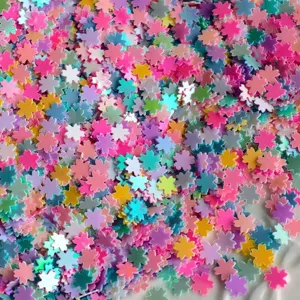 Primo piano di paillettes di fiori colorati per bricolage fai-da-te, accessori perlati.