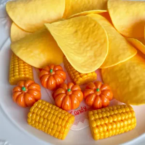 Adorables breloques en résine de fausse nourriture avec chips, maïs et mini citrouilles.