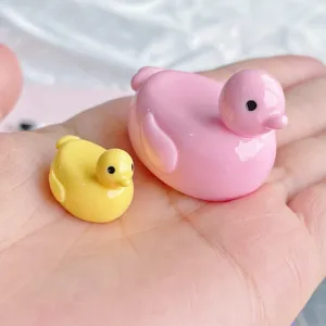 Mini ciondoli anatra in resina, simpatiche figurine 3D rosa e gialle per artigianato e decoro.