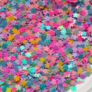 Primo piano di paillettes di fiori artigianali colorate sfuse per il design fai.