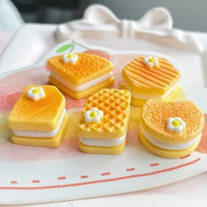 Amuletos de galleta sandwich amarilla de resina bricolage funda de telefono comida en miniatura