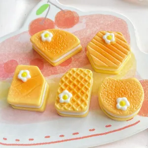 Accesorios de resina de galleta de sándwich de plumeria amarilla Comida en miniatura DIY Funda de teléfono Decoración