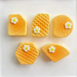 Cabujones de galletas de resina amarilla con linda decoración floral, ideales para fundas de móvil.