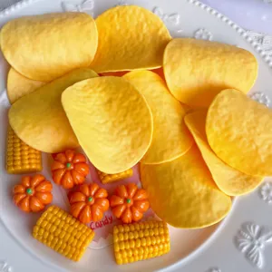 Ensemble de cabochons en résine avec mini chips, citrouilles et maïs pour loisirs créatifs.
