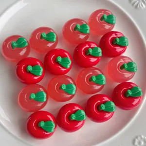 Dettagli ciondoli in resina mela rossa, simpatici cabochon di frutta 3D trasparenti per cover DIY.