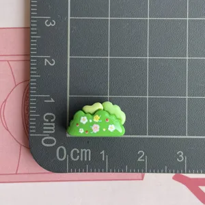 Charm collina erba verde in resina miniatura fiore retro piatto dettaglio per custodia telefono.