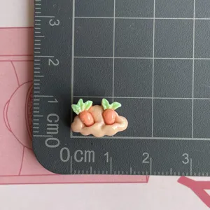 Mini cabochon in resina carota vista dettaglio, ideale per cover telefono DIY e gioielli.