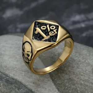 Nahaufnahme des goldenen 1%er Biker-Rings aus Edelstahl mit graviertem Totenkopf-Design