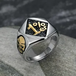 Detailansicht des Punk 1%er Totenkopf Edelstahlrings mit goldenen Vintage-Akzenten