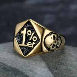 Nahaufnahme eines goldenen Edelstahl-Punkrings mit 1%er Logo und Totenkopf
