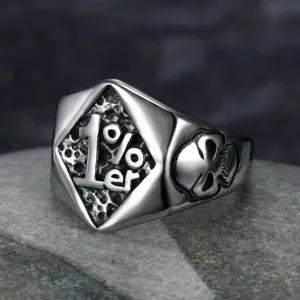 Nahaufnahme eines Punk-Edelstahlrings mit 1%er- und Totenkopf-Gravur.