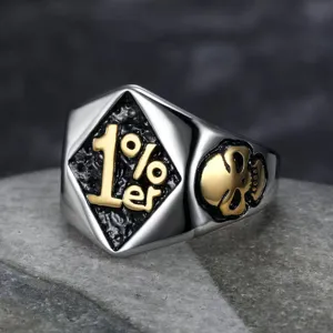 Nahaufnahme eines Punk-Edelstahlrings mit 1%er-Text und einem Totenkopf-Design-Element