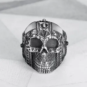 Gedetailleerd overzicht van een vintage gotische schedelring van roestvrij staal.