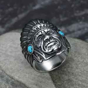 Detalle de primer plano de anillo vintage de acero con jefe indio y turquesas