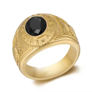 Detailansicht eines Vintage-Herrenrings aus goldenem Edelstahl mit schwarzem Edelstein