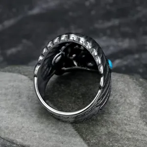 Vista de detalle del anillo de jefe indio vintage de acero con detalle de turquesa