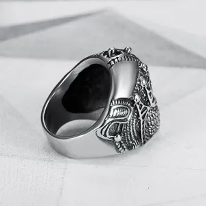 Detailweergave van retro roestvrijstalen schedelring met vintage zilveren afwerking