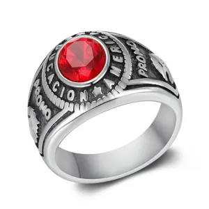 Detailansicht eines Vintage-Herrenrings aus Edelstahl mit rotem Edelstein