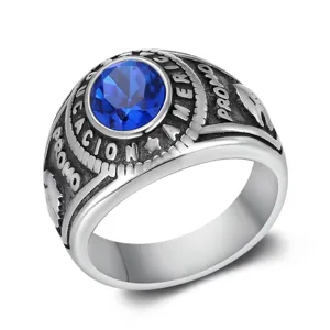 Nahaufnahme eines Vintage-Edelstahlrings für Männer mit großem blauem Edelstein