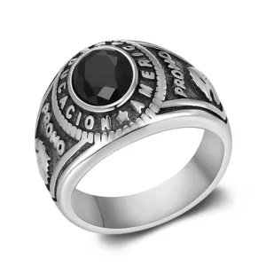 Vintage-Edelstahlring mit schwarzem Edelstein und Adlergravur-Detailansicht