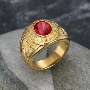 Detailansicht eines Retro-Herrenrings mit Adler-Motiv und großem rotem Edelstein
