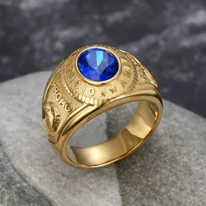 Detailansicht eines goldenen Herrenrings mit Adler-Design und blauem Edelstein-Inlay