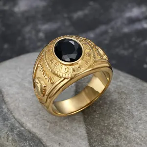 Detailansicht eines vintage goldfarbenen Edelstahlrings mit schwarzem Edelstein