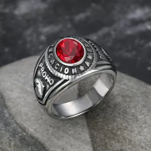Nahaufnahme eines Vintage-Herrenrings aus Edelstahl mit einem großen roten Edelstein.