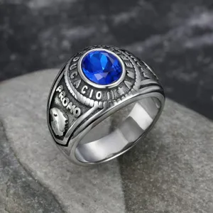 Detailansicht eines klassischen Herrenrings mit Adler-Motiv und einem großen blauen Saphir