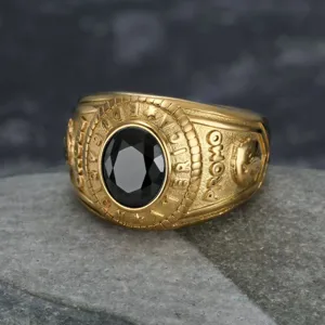 Detailansicht eines Vintage-Militärrings mit Adler-Motiv und schwarzem Edelstein