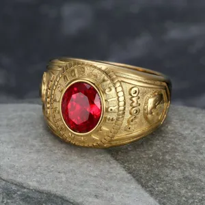 Nahaufnahme eines goldenen Soldatenrings mit großem rotem Edelstein und Adler-Relief