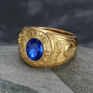 Makroaufnahme von vergoldetem Vintage-Militärring für Herren mit blauem Saphir