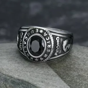 Detailaufnahme eines Vintage-Militärrings aus Edelstahl mit einem schwarzen Edelstein
