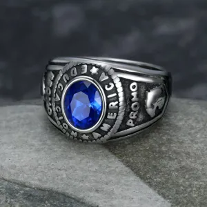 Detailansicht eines Vintage-Herrenrings mit Adler-Motiv und großem blauen Edelstein.