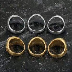 Detailansicht der Rückseite von Vintage-Herrenringen aus Edelstahl in Gold und Silber