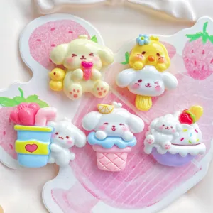 Nahaufnahme süßer Cartoon-Hunde- und Eis-Harz-Charms für DIY-Handyhüllen und Haarnadeln.