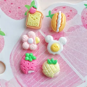 Mini ciondoli in resina a forma di cibo e fiori per fai da te e custodie dettaglio.